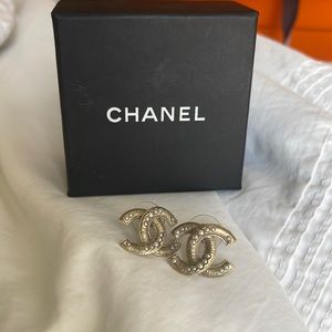 CHANEL stud earrings gold & pearl